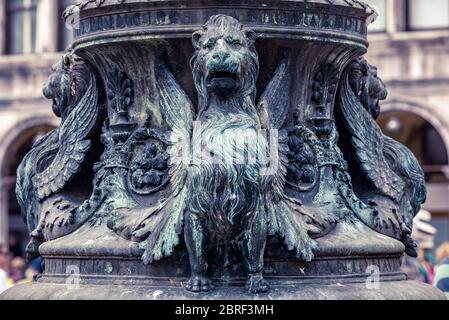 Detail der Architektur des Markusplatzes`s Venedig, Italien. Der geflügelte Löwe ist ein Symbol von Venedig. Stockfoto